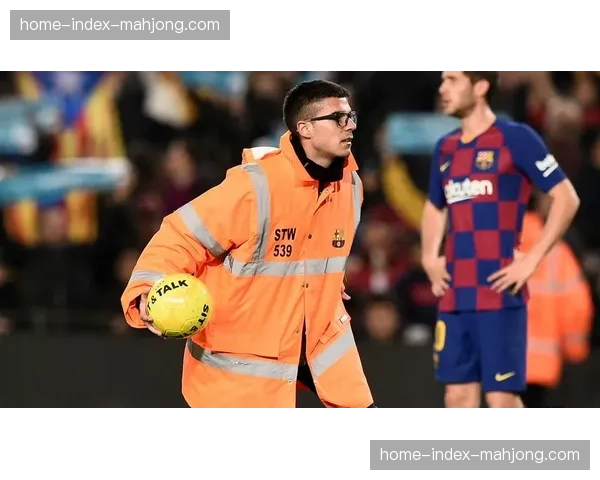 比赛因抗议中断五分钟，球迷向场内投掷玩具抗议裁判判罚