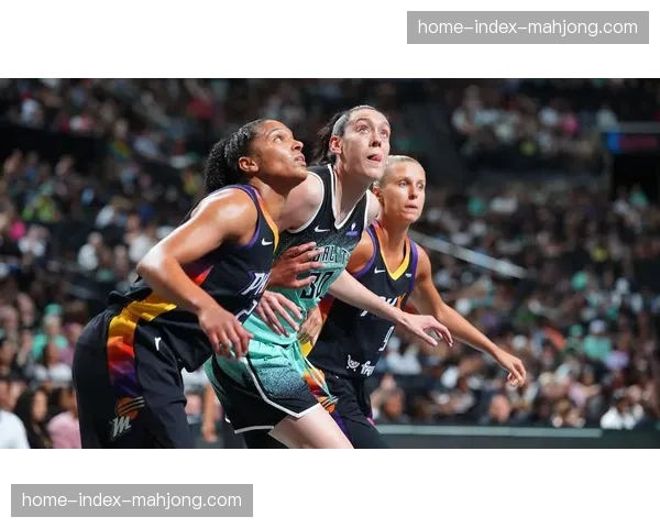 冠军的传承：纽约自由人更衣室内的总冠军旗帜悬挂仪式